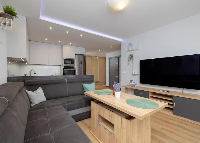 Spacious Apartment For 6 Guests In Krakow With Home Office By Noclegi Renters