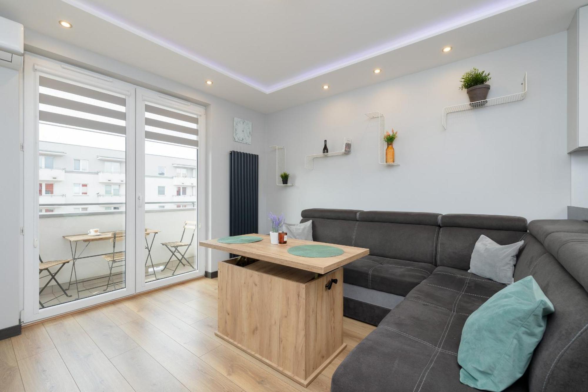 Apartment Spacious For 6 Guests In With Office By Renters