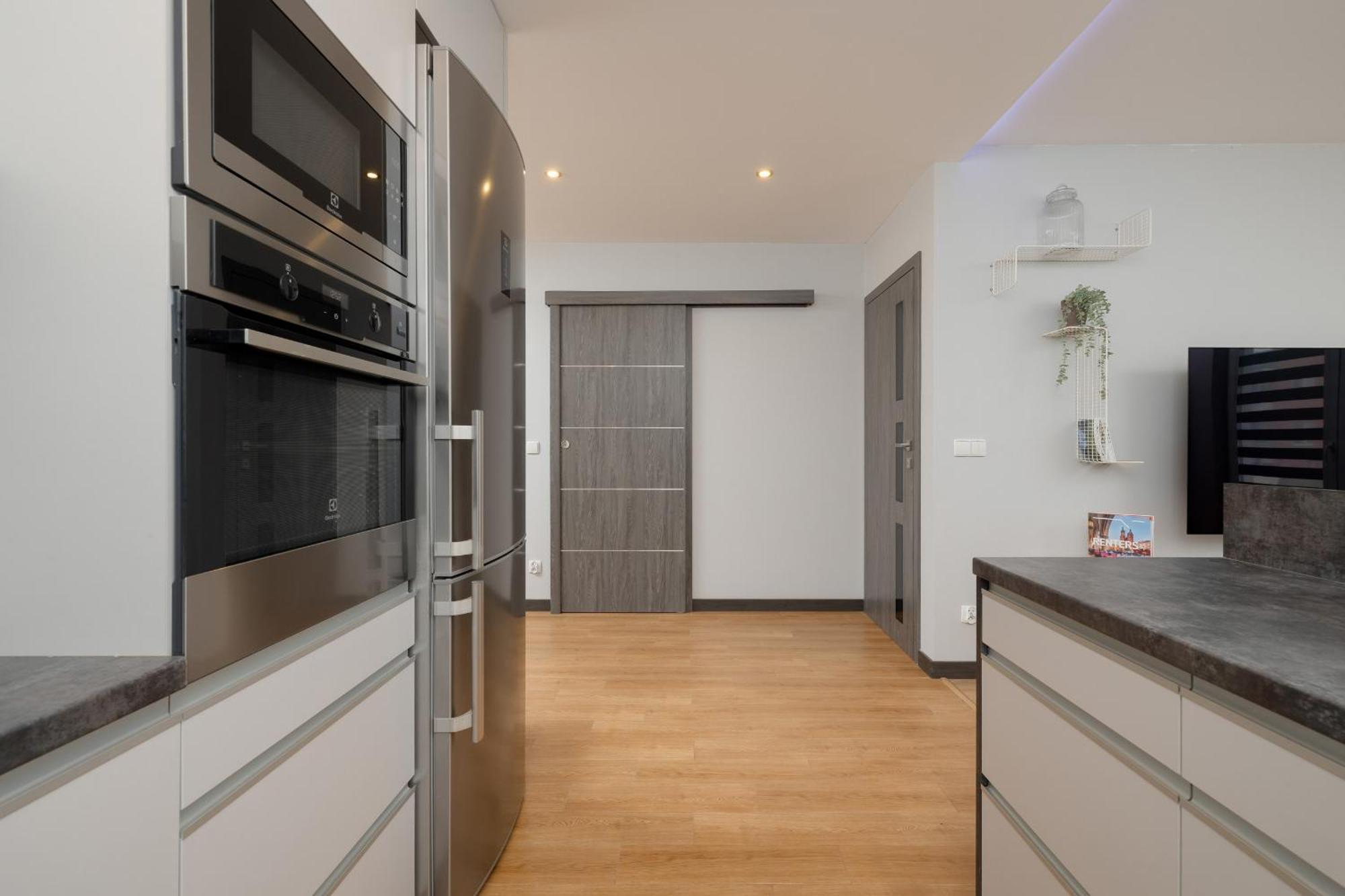 Apartment Spacious For 6 Guests In With Office By Renters Krakow
