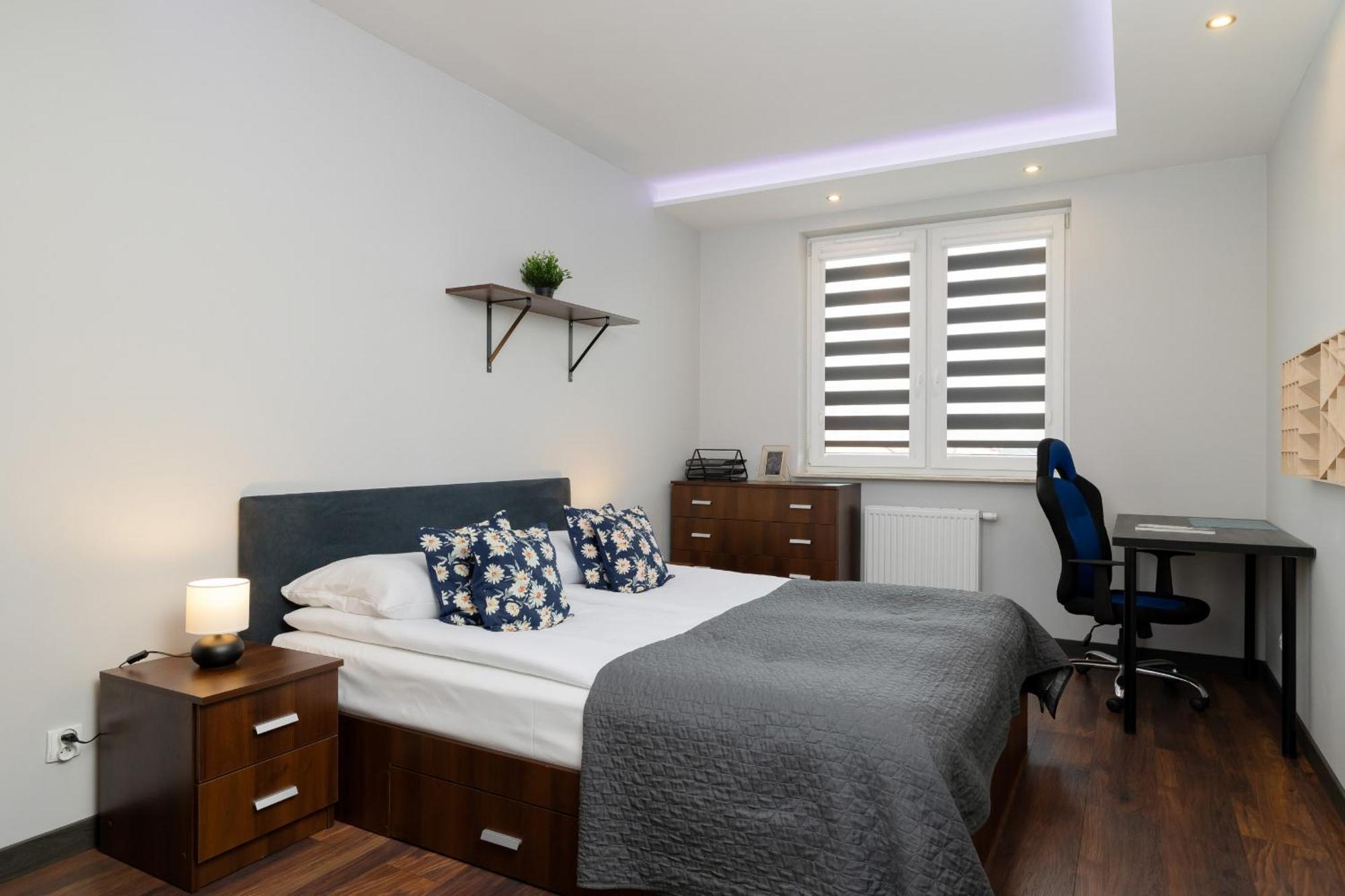 Spacious For 6 Guests In With Office By Renters Apartment